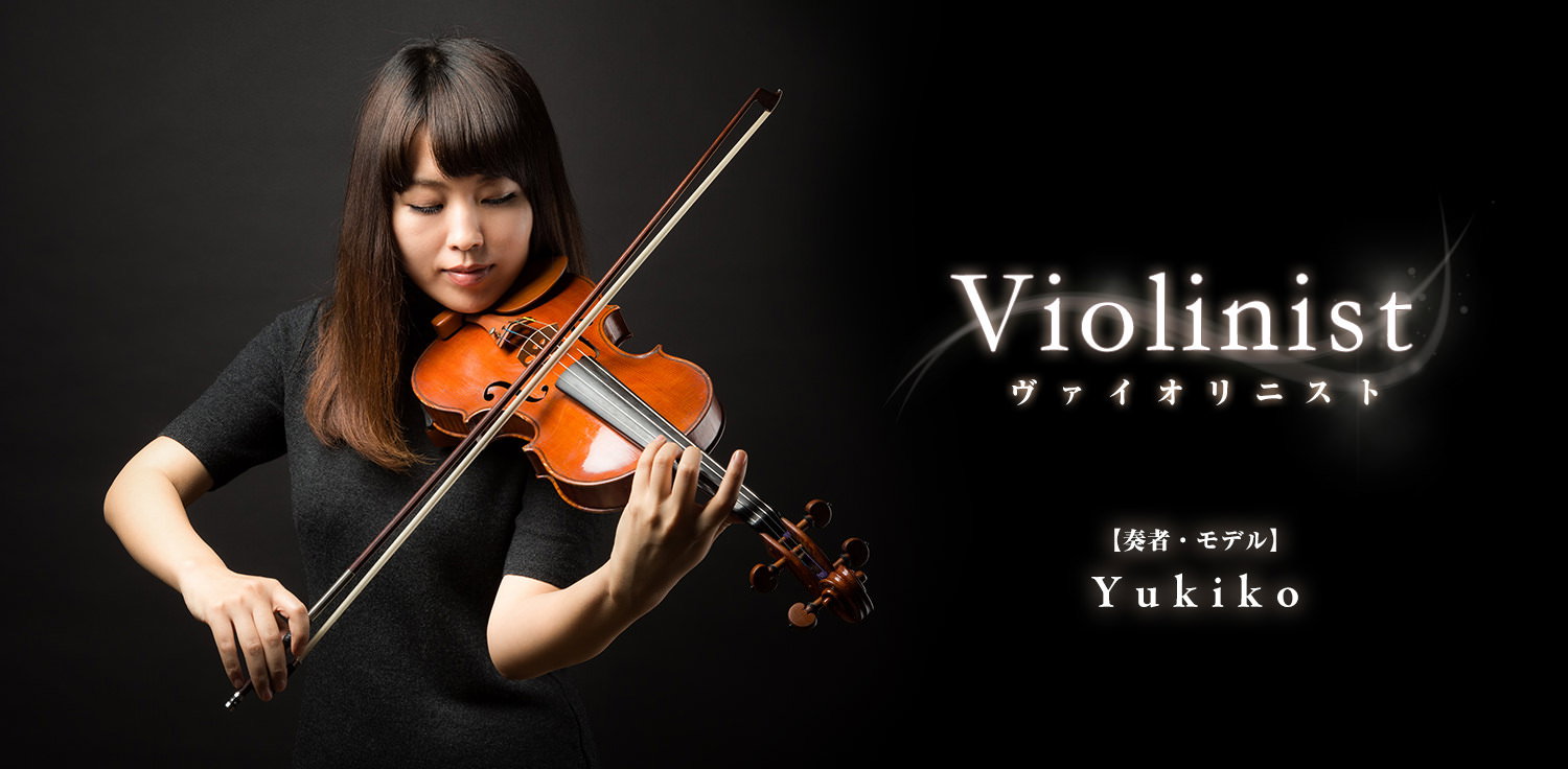 プロの女性ヴァイオリニストの演奏風景と楽器の写真素材