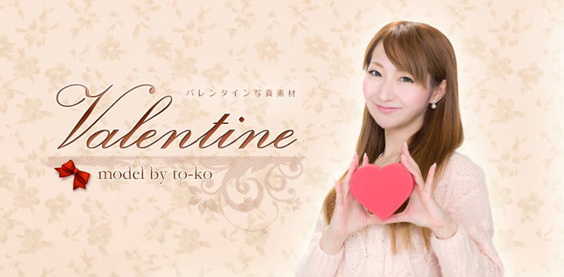 本命から義理まで！バレンタインチョコを渡す女性の写真素材