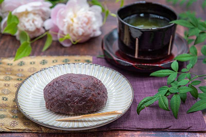 おはぎとお茶の鉄板スイーツの写真素材