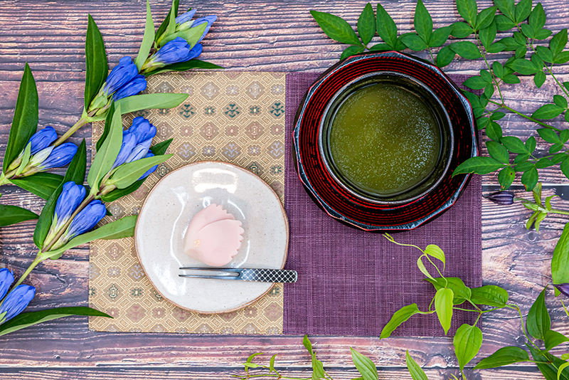 花で飾った練り切りとお茶の写真素材