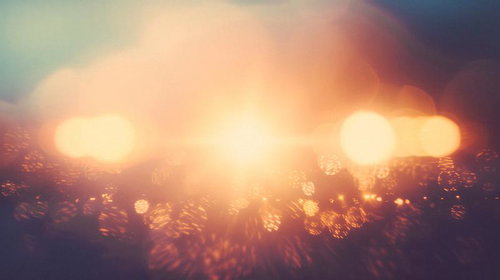 ぼやけた暖かい光が作る光漏れの風景、街灯と逆光のグラデーション