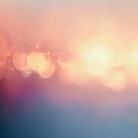 暖かい色調に包まれた淡い光が重なり合う景色の写真