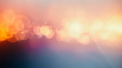 暖かい色調に包まれた淡い光が重なり合う景色