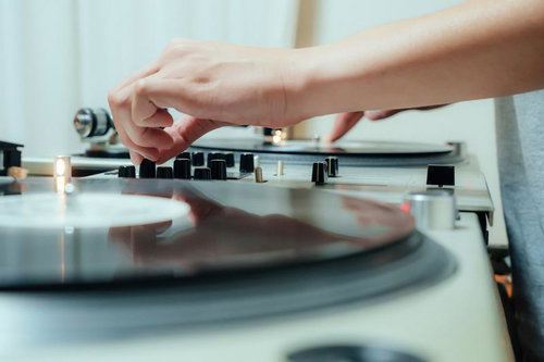 DJミキサーのつまみを調整してミックスする様子