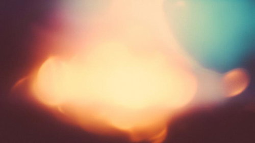 背景と溶け合う柔らかな光と色彩のグラデーション