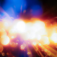 放射状に広がる光が描くライトリーク、玉ボケと光の筋の写真