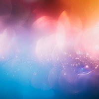 ピンクと青の柔らかな光が広がるボケ味のある風景の写真