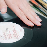 レコードを操作するDJの指先の写真