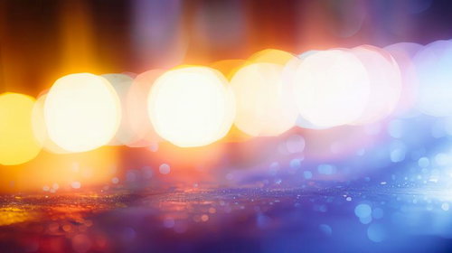 多角形の光のボケと玉ボケが連なる黄色からオレンジの景色