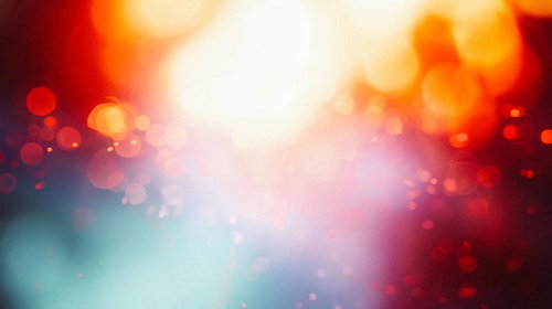 赤とオレンジの光が重なるボケ効果