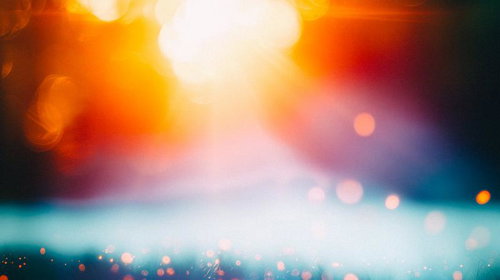 光のぼんやりとした混ざり合いが作る輝きの抽象的なアート