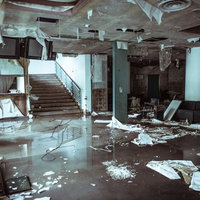 ゲレンデハウス廃墟のロビー、水が溜まり崩壊した室内の写真