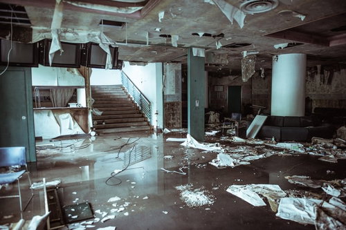 ゲレンデハウス廃墟のロビー、水が溜まり崩壊した室内
