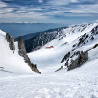 2650メートルの高さに建てられた千畳敷ロープウェイから見た雪山の写真