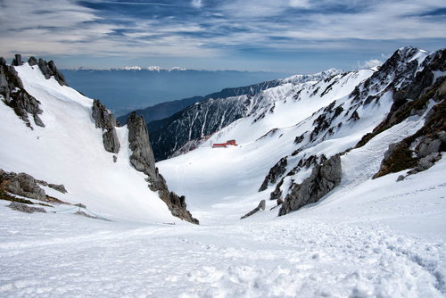 2650メートルの高さに建てられた千畳敷ロープウェイから見た雪山