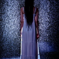 雨に濡れる白いワンピースの女性の後ろ姿、静寂の中での写真