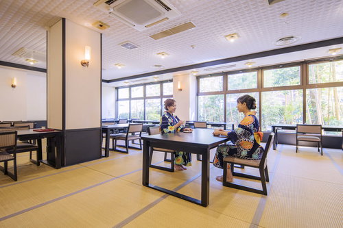 温泉上がりに和室で浴衣姿で談笑する女性たち（日南北郷温泉）