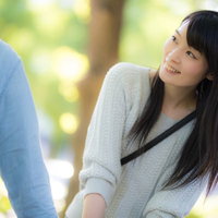 彼氏の顔色をうかがう付き合いたての女性のデート中の表情の写真
