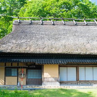 うたたねの里の茅葺屋根を持つ木造古民家の縁側の写真