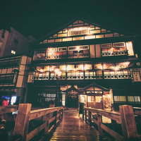 夜間にライトアップされた歴史ある銀山温泉街の写真