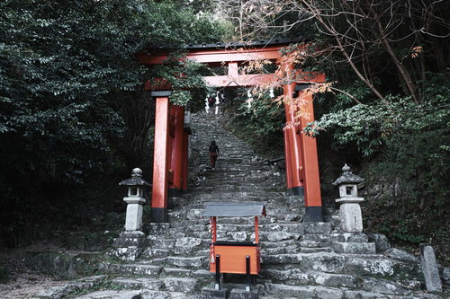 神倉神社の朱色の鳥居と参道の石段～新宮市の歴史ある神社