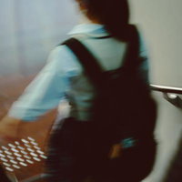 リュックを背負って通学する学生の写真