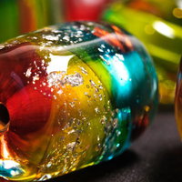 赤や黄色、緑、青に彩るカラフルなとんぼ玉の写真