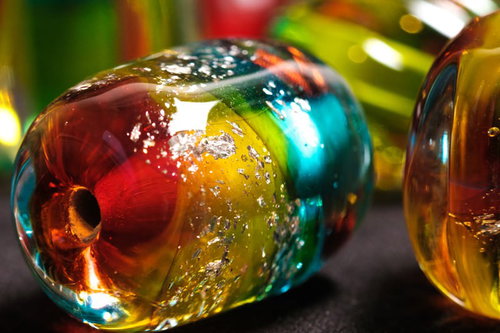 赤や黄色、緑、青に彩るカラフルなとんぼ玉