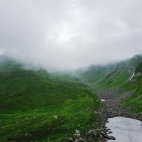 夏の鳥海山・千蛇谷（ガスの稜線）の写真