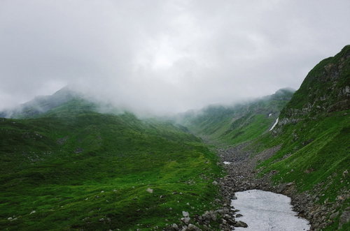 ガスに包まれた鳥海山の千蛇谷渓流の秋景色