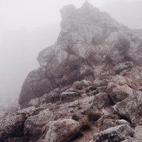 ガスに包まれ荒涼とした景色になった日本百名山・焼岳の岩肌の写真