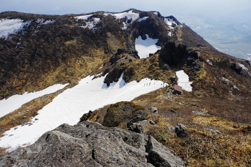 日本百名山・岩木山の雪渓を歩く登山者たち