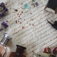 万年筆とドライフラワーで飾るカリグラフィーレターの写真