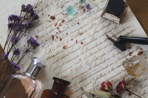 万年筆とドライフラワーで飾るカリグラフィーレター