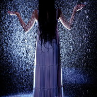 突然降り出したゲリラ豪雨に巻き込まれた紫のドレスの女性の写真