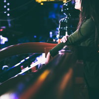 寂寞の境内と若い女性のポートレートの写真