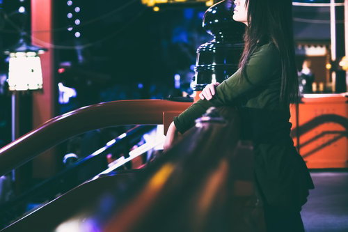 寂寞の境内と若い女性のポートレート