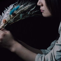 手に持つスワッグを嗅ぐ女性の横顔、花の香りを楽しむ瞬間の写真