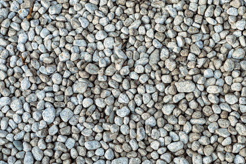 庭に敷く砂利のテクスチャー、灰白色の小石が密に敷き詰められた地面