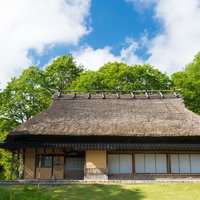 古民家と新緑が映える岡山県鏡野町うたたねの里の写真