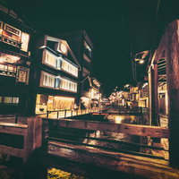 夜間の銀山温泉街のガス灯と伝統建築の歴史的景観の写真