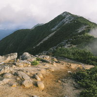 ガスが立ち込める鳳凰三山観音岳への登山道の写真
