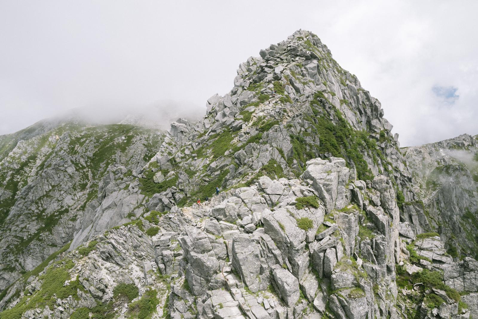 木曽駒ヶ岳の登山道で見られるギザギザとした岩峰の宝剣岳