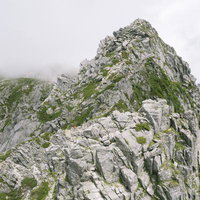 ゴジラの背のような宝剣岳への登山道と山頂からの絶景の写真