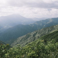 山深い南会津の日本百名山・平ヶ岳と周辺山々の山岳風景の写真