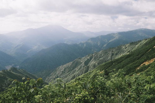 山深い南会津の日本百名山・平ヶ岳と周辺山々の山岳風景