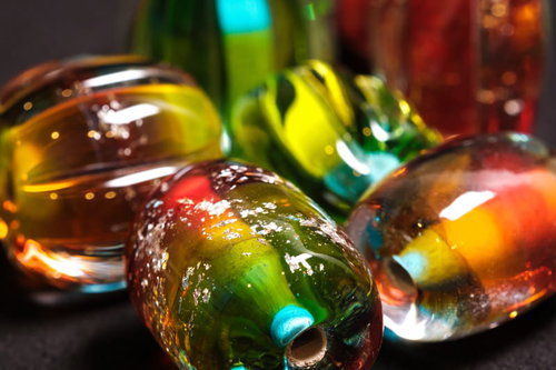 虹色に輝くとんぼ玉とガラス玉の装飾品セット