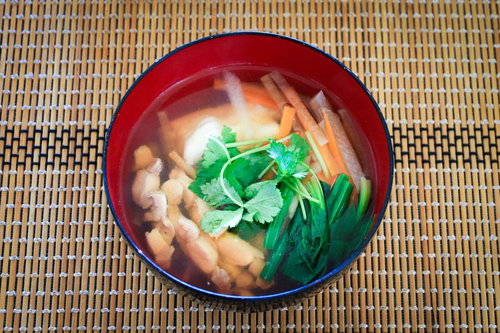 赤い漆椀に盛りつけた雑煮