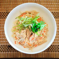 三つ葉と刻み海苔をのせた鶏めしの写真