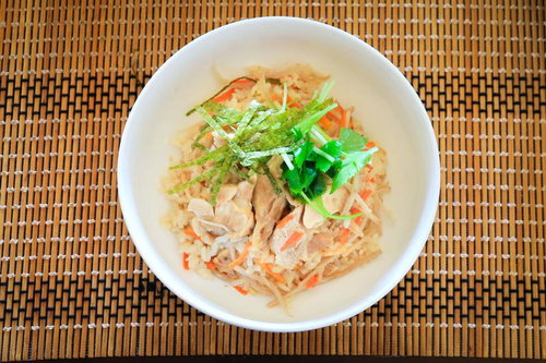 三つ葉と刻み海苔をのせた鶏めし